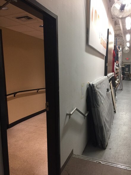 More Photos Of 2402-2406 W 8th Ct, Hialeah Warehouse For Lease