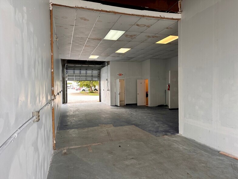 More Photos Of 4324-4340 NE 11th Ave, Oakland Park Warehouse For Lease