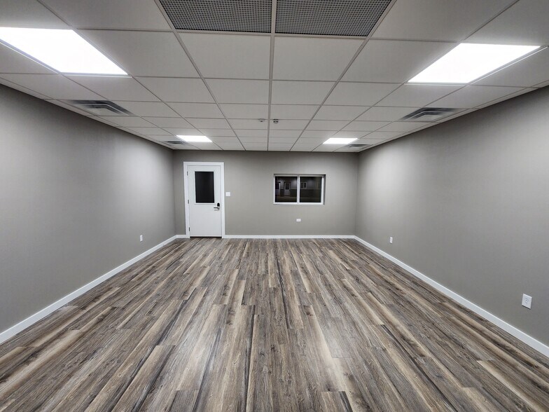 More Photos Of 9663 230th Ave, Anamosa Warehouse For Lease