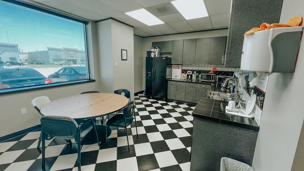More Photos Of 8727 Fallbrook Dr, Houston Flex For Lease