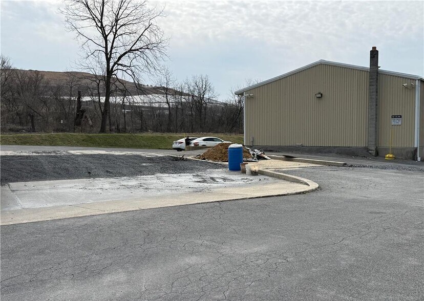 More Photos Of 190 Industrial Dr N, Easton Warehouse For Lease