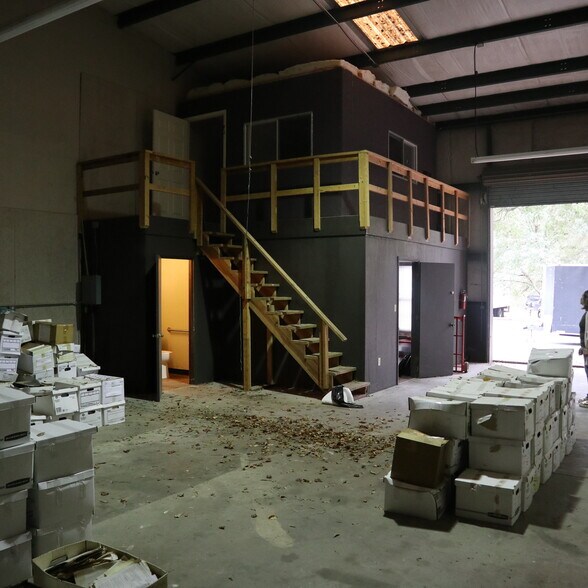More Photos Of 656 Capital Cir NE, Tallahassee Warehouse For Lease