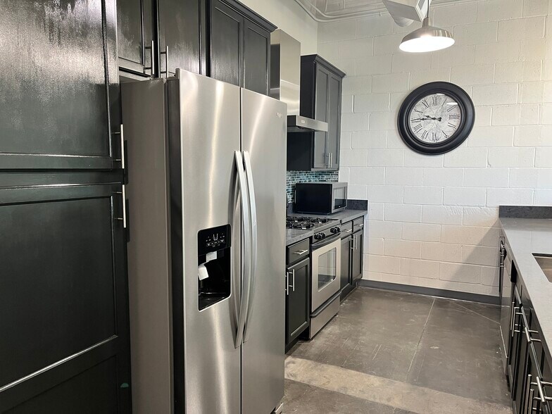 More Photos Of 4071 Silvestri Ln, Las Vegas Showroom For Sale