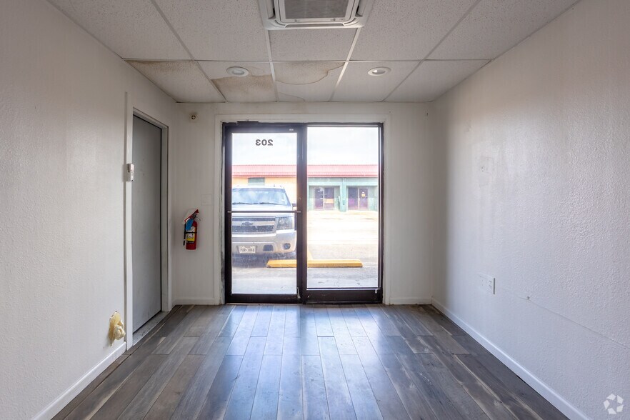 More Photos Of 1228 W Scyene Rd, Mesquite Unknown For Lease