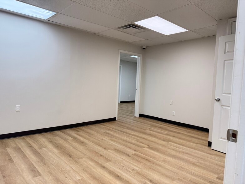 More Photos Of 413 N Walnut Ave, Broken Arrow Warehouse For Lease