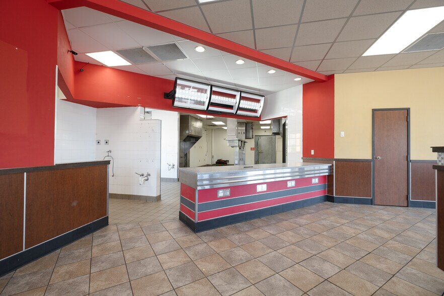 More Photos Of 101 W Lind St, Mankato Fast Food For Lease