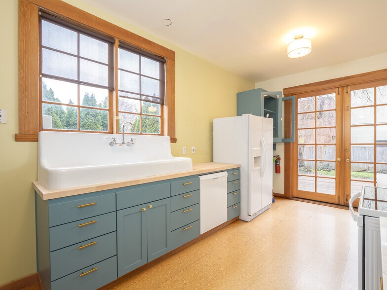 More Photos Of 317 NE Sacramento St, Portland Office For Sale