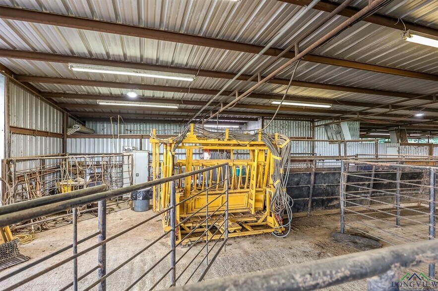 More Photos Of 1024 US Highway 59 N, Carthage Veterinarian Kennel For Sale