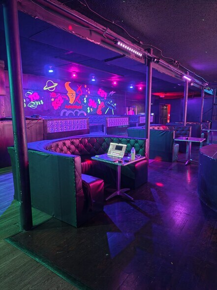 More Photos Of 8604 Jensen Dr, Houston Bar For Sale