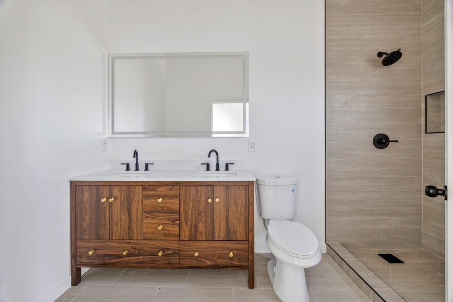 More Photos Of 10905 Dalerose Ave, Inglewood Multifamily For Sale