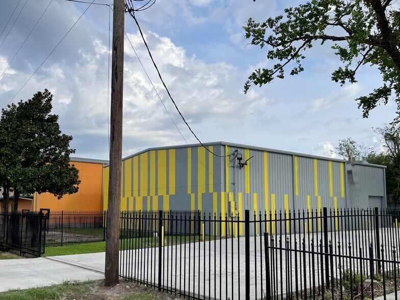 More Photos Of 2202 Lone Oak Rd, Houston Industrial For Lease