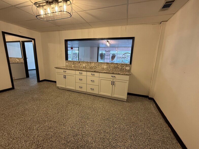 More Photos Of 123 S Laurel St, Springfield Storefront Retail Office For Lease