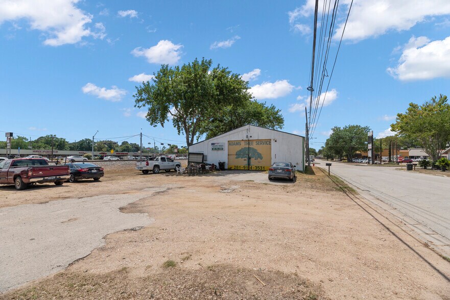 More Photos Of 800 Avenue D, Katy Warehouse For Sale
