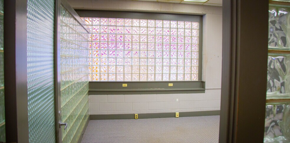 More Photos Of 700 Hepburn St, Milton Showroom For Lease