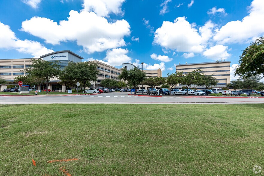 More Photos Of 1600 W College St, Grapevine Medical For Lease