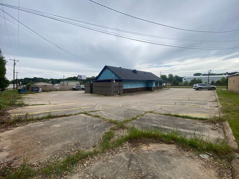 More Photos Of 812 Washington Ave, Mansfield Freestanding For Sale