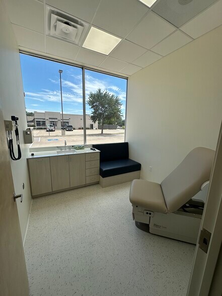 More Photos Of 8303 N Stemmons Fwy, Dallas General Retail For Sale