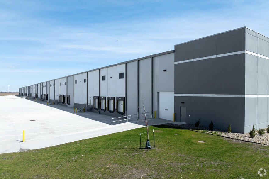 More Photos Of 2075 20th Ave SW, Altoona Distribution For Lease