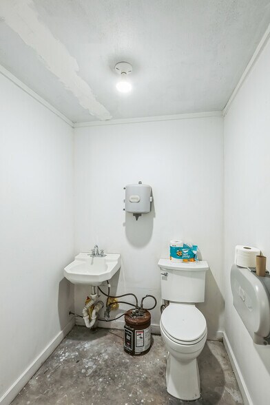 More Photos Of 52 & 54 Awtrey St, Manchester Self Storage For Sale