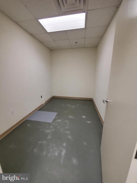 More Photos Of 3619 Richmond Hwy, Stafford Light Distribution For Sale