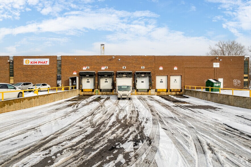 More Photos Of 1000 Boul Saint-Martin O, Laval Warehouse For Lease