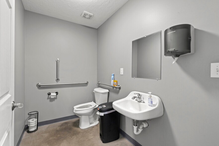 More Photos Of 4510 N Preston Hwy, Shepherdsville Showroom For Sale