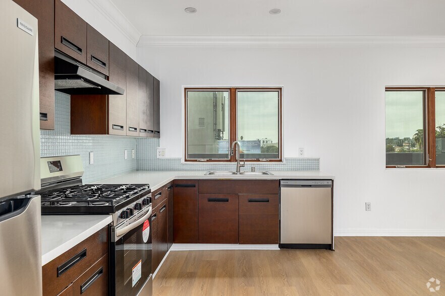 More Photos Of 930 S Robertson Blvd, Los Angeles Apartments For Lease