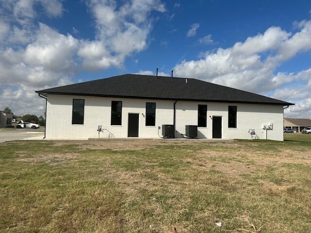 More Photos Of 1010 S Santa Fe Ave, Moore Office For Sale