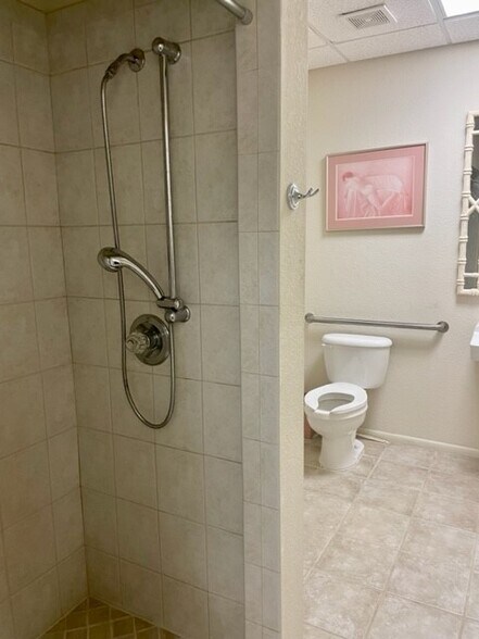 More Photos Of 5405 Taylor Rd, Naples Showroom For Sale