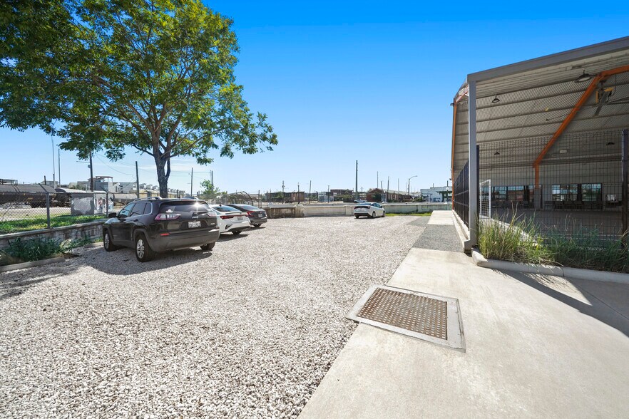 More Photos Of 121 St Emanuel St, Houston Flex For Sale