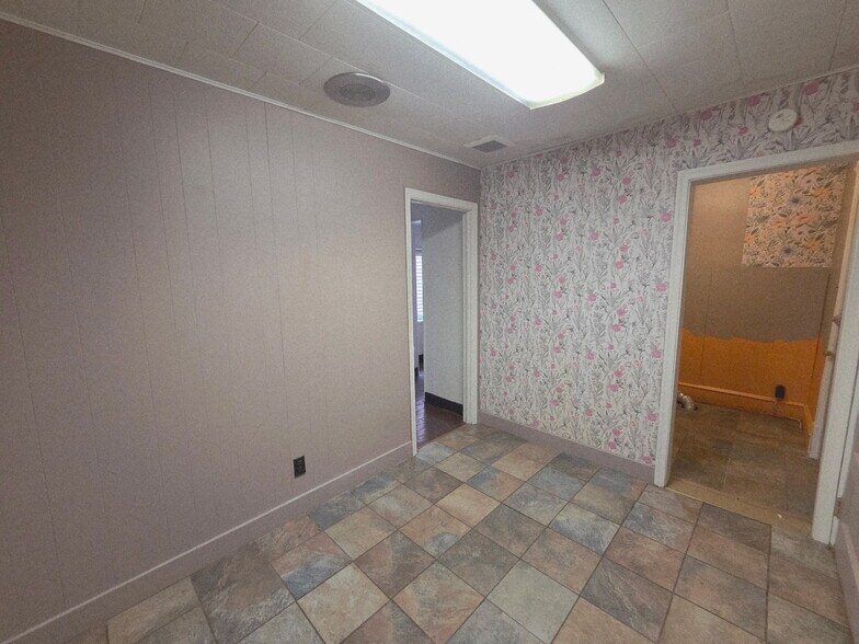 More Photos Of 17 E Carey St, Plains Apartments For Lease