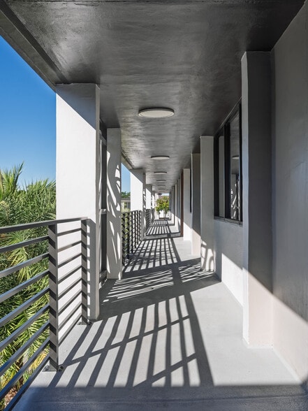 More Photos Of 1021 Ives Dairy Rd, Miami Unknown For Lease