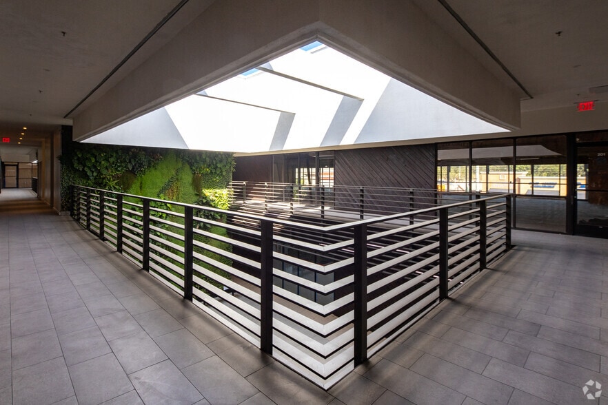 More Photos Of 19500-19510 Ventura Blvd, Tarzana Medical For Lease