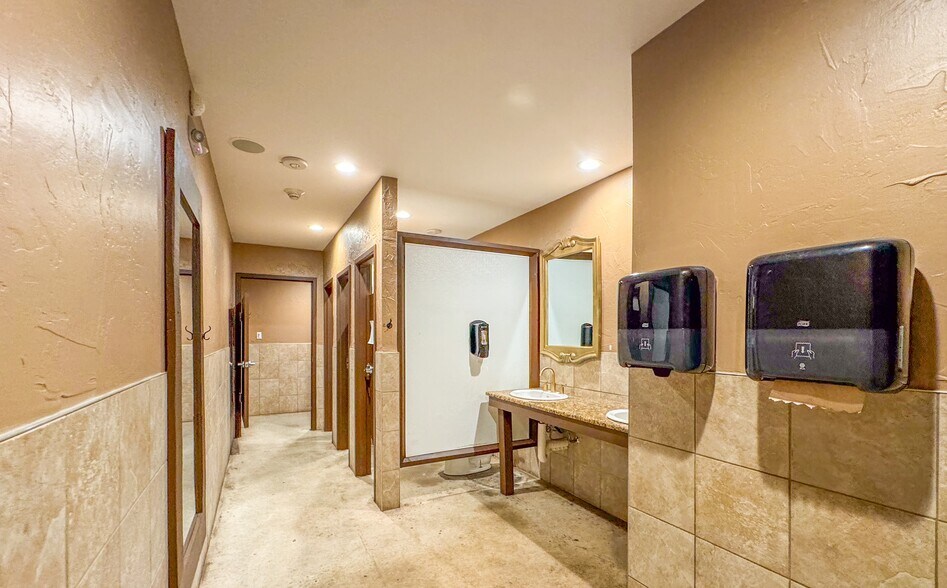 More Photos Of 1211 W Hickory St, Denton Bar For Lease