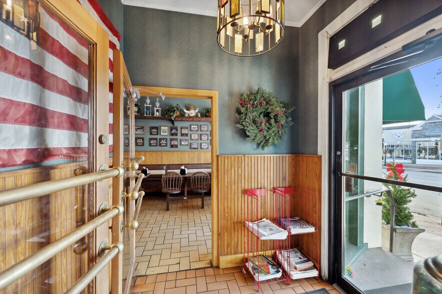 More Photos Of 21 Hill St, Southampton Restaurant For Lease