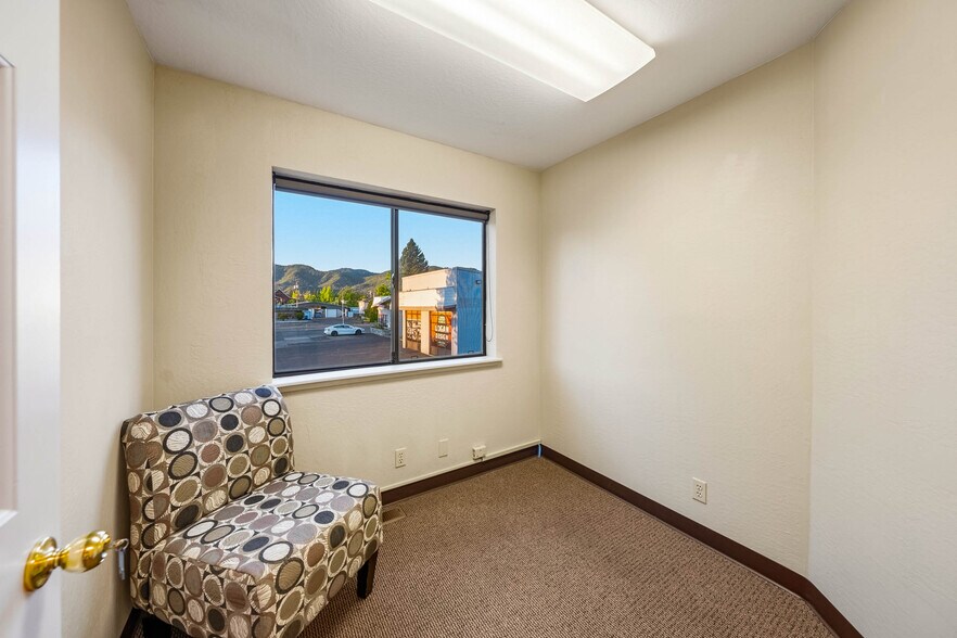 More Photos Of 735 SE 7th St, Grants Pass Office For Sale