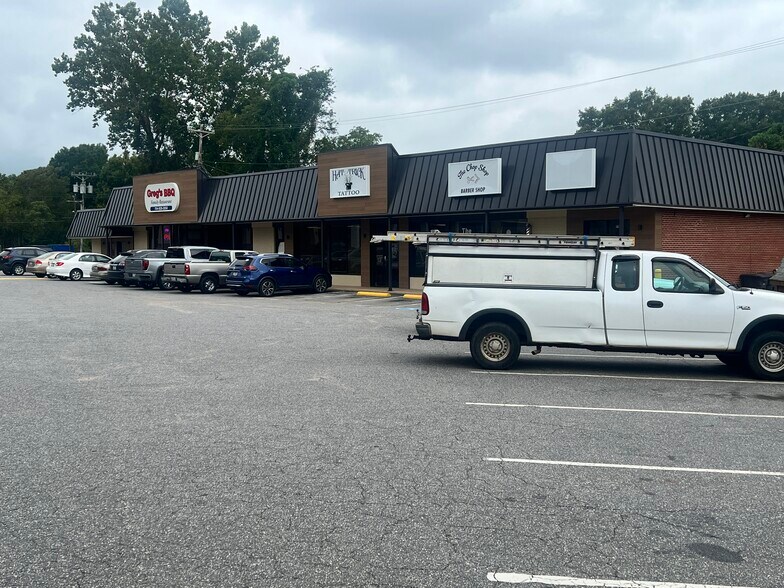 More Photos Of 701-709 Sullivan Rd, Statesville Unknown For Lease
