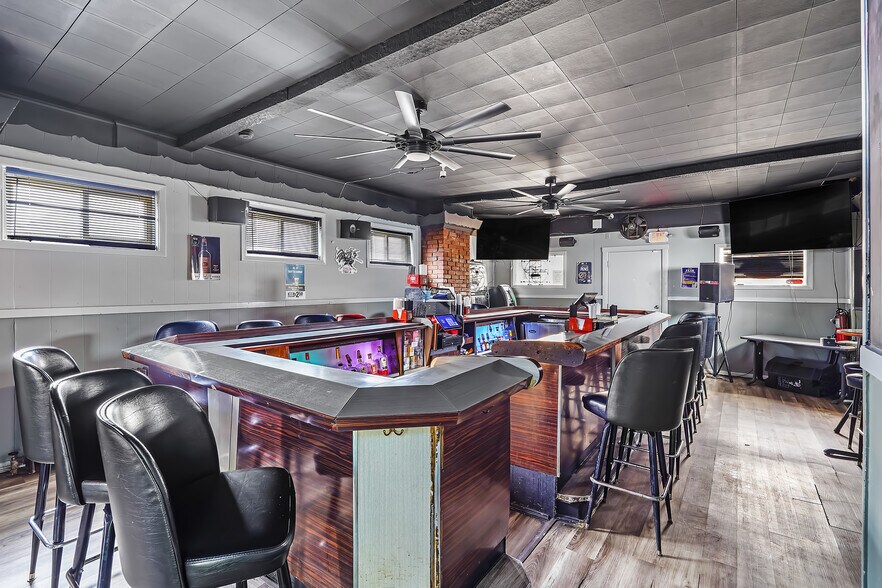 More Photos Of 2100 Spring St, Pittsburgh Bar For Sale