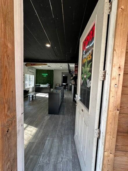 More Photos Of 304 S Lockwood Dr, Houston Storefront Retail Office For Sale