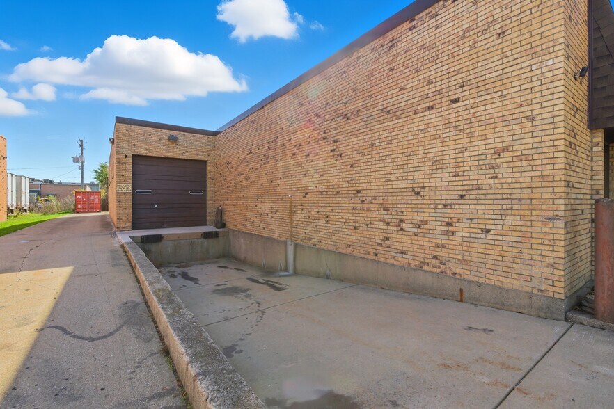 More Photos Of 1425 Louis Ave, Elk Grove Village Flex For Lease