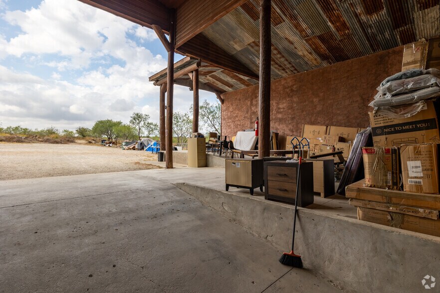 More Photos Of 11734 Schriber Rd, Buda Warehouse For Lease