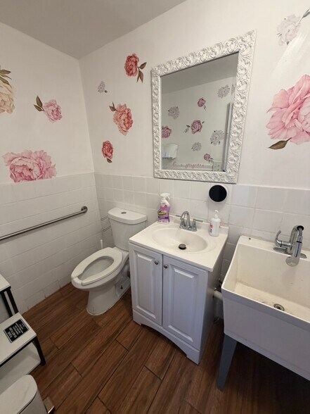 More Photos Of 7-7 1/2 S 5th Ave, Mount Vernon Office For Lease