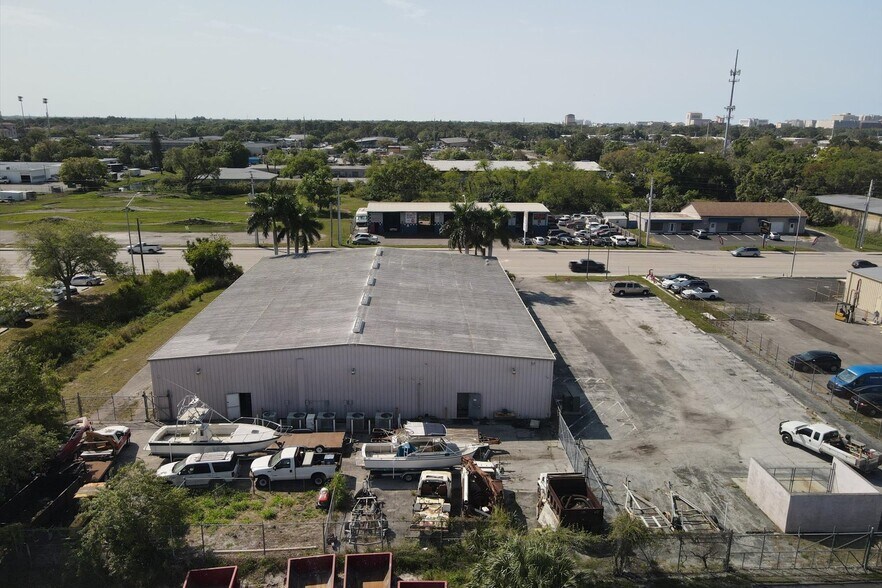 More Photos Of 2451 17th St, Sarasota Showroom For Sale