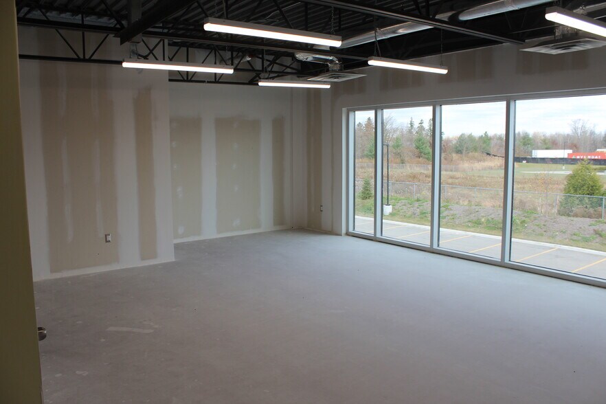 More Photos Of 585 Hanlon Creek Blvd, Guelph Showroom For Lease