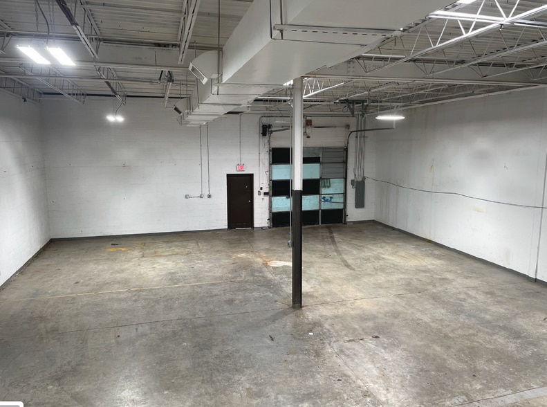 More Photos Of 10987 Lin Valle Dr, Affton Warehouse For Lease