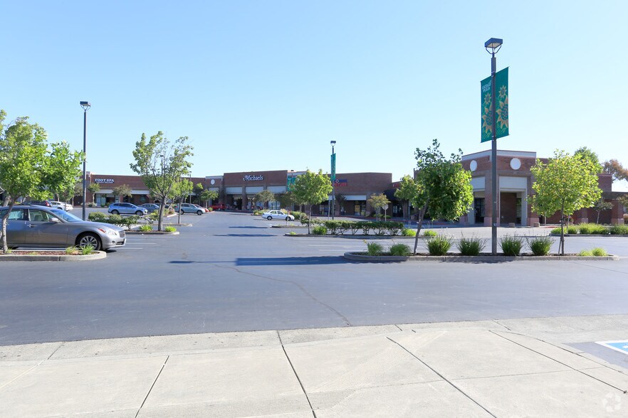 More Photos Of 1305-1350 Gateway Blvd, Fairfield Storefront For Lease