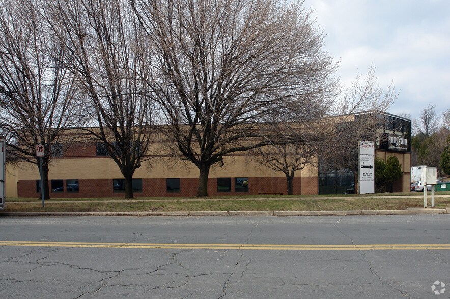 More Photos Of 8001-8019 Cessna Ave, Gaithersburg Warehouse For Lease