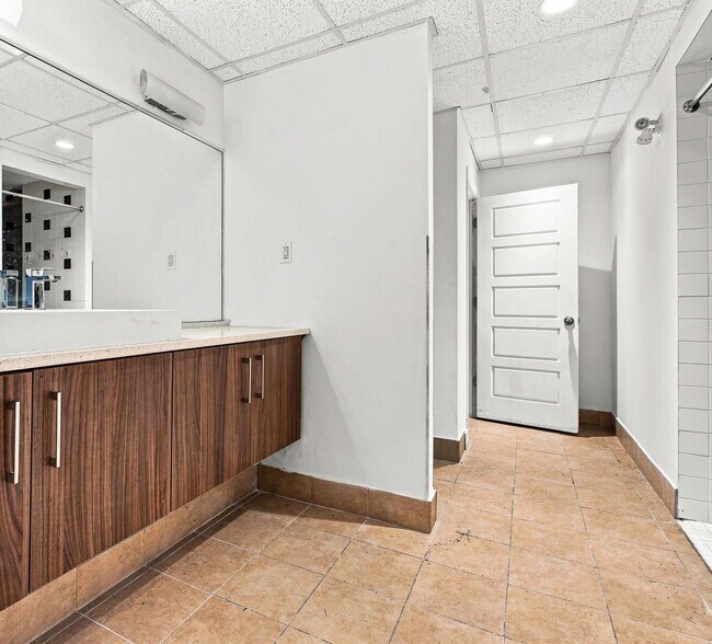 More Photos Of 71-77 Bank St, Ottawa Office For Lease