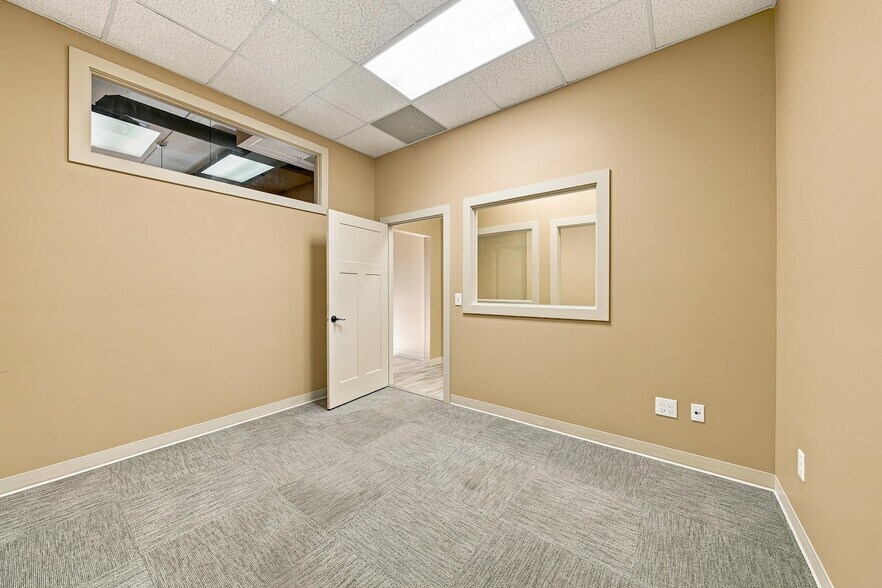 More Photos Of 3441 Devils Glen Rd, Bettendorf Storefront For Lease