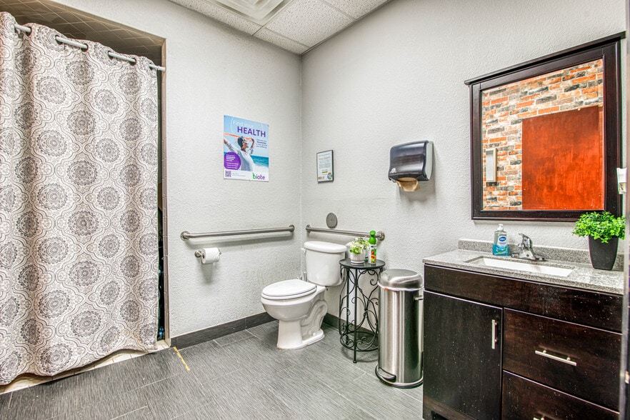 More Photos Of 550 S Mesa Hills Dr, El Paso Medical For Lease